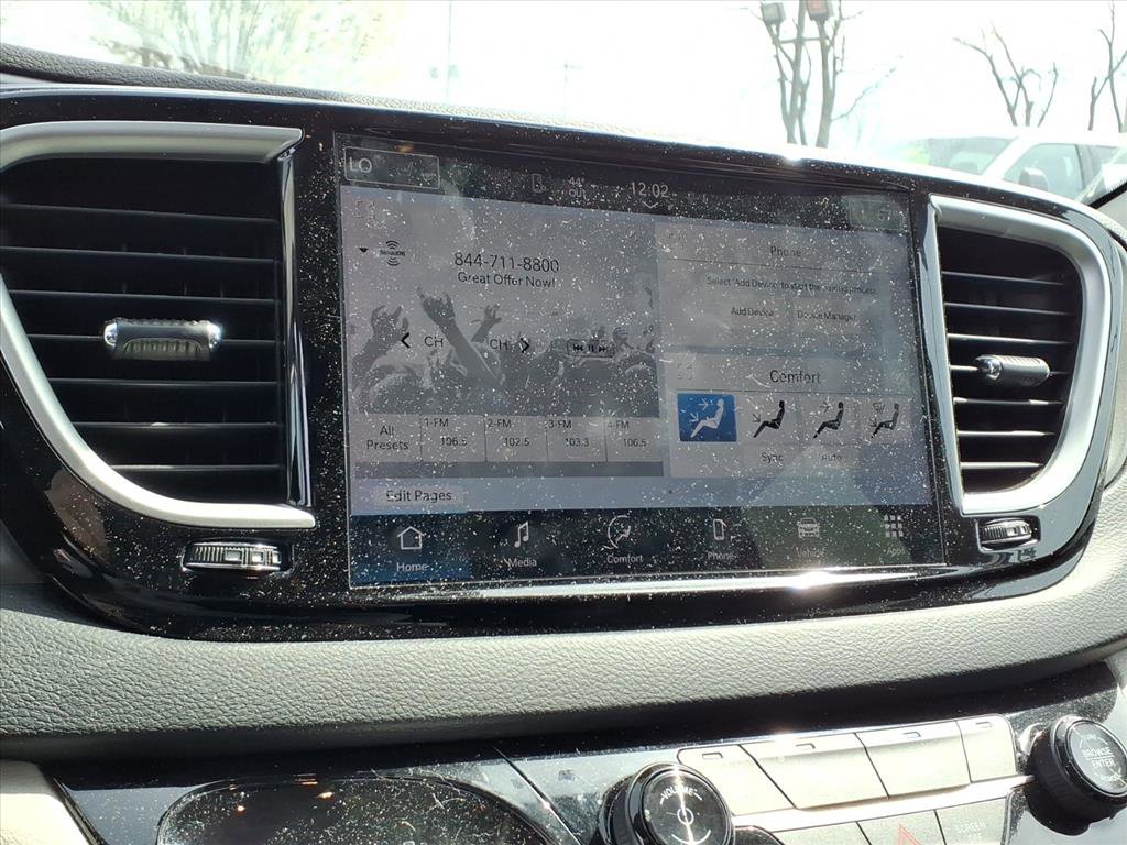 Used 2024 Chrysler Pacifica Touring-L image 12