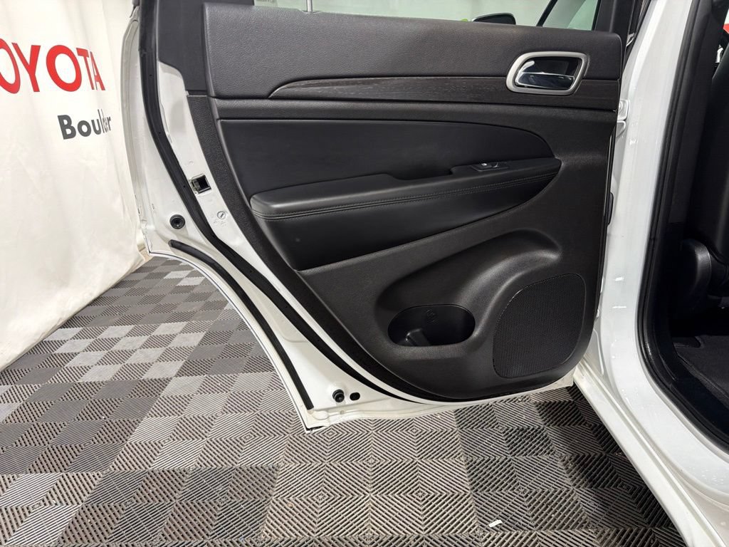 Used 2018 Jeep Grand Cherokee Altitude AWD/4WD image 16