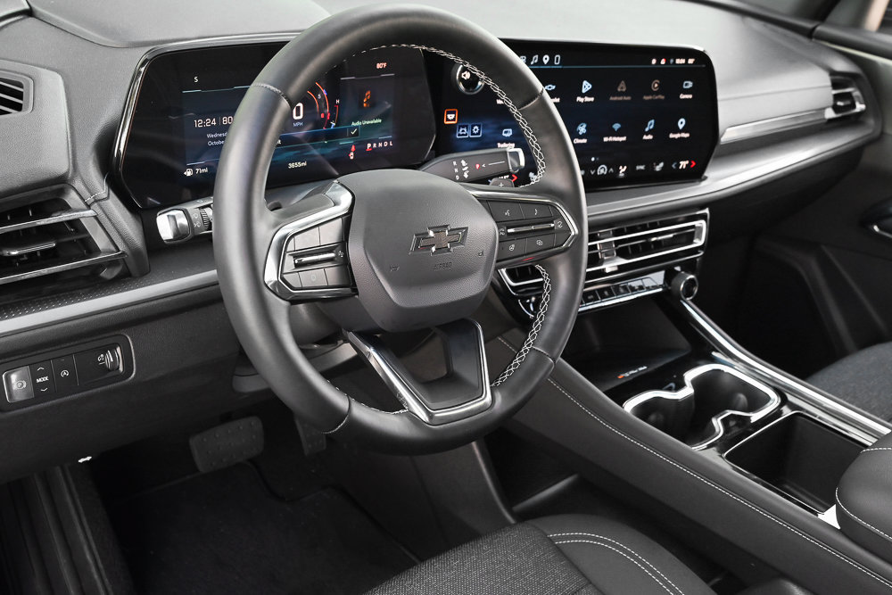 Used 2026 Chevrolet Traverse LT w/ Midnight/Sport Edition FWD image 7