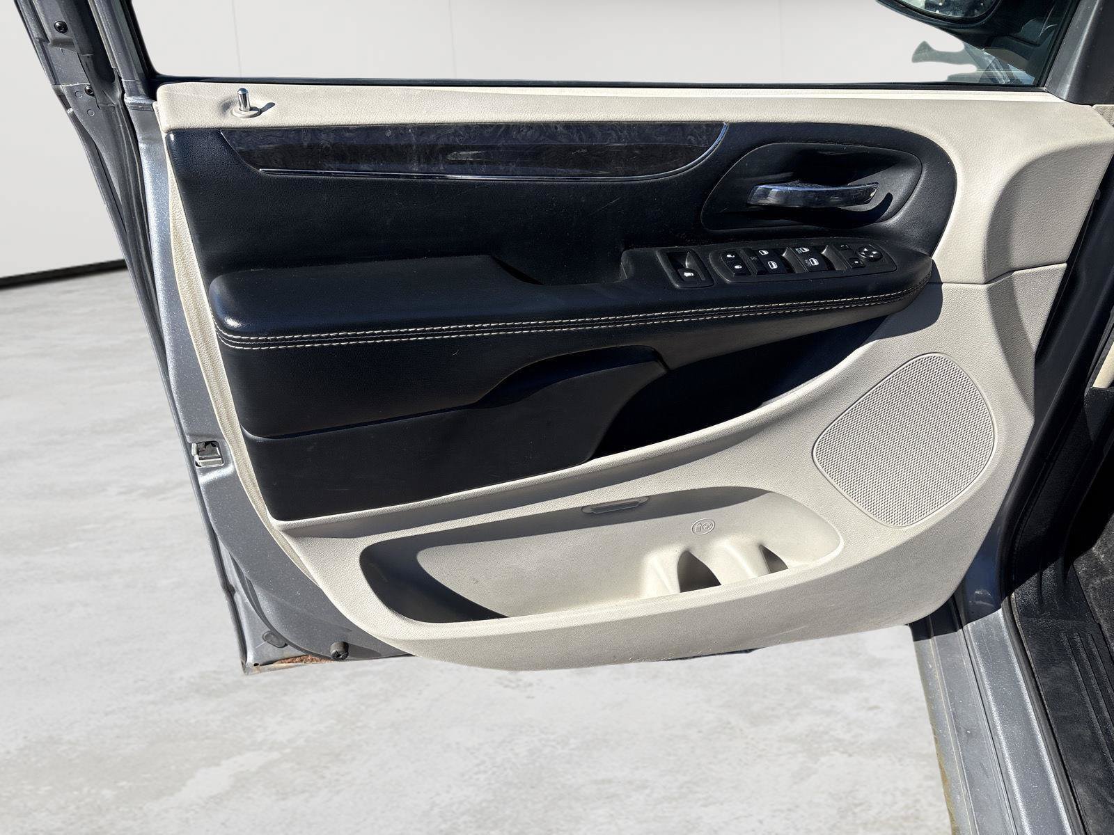Used 2015 Chrysler Town & Country Touring FWD image 15