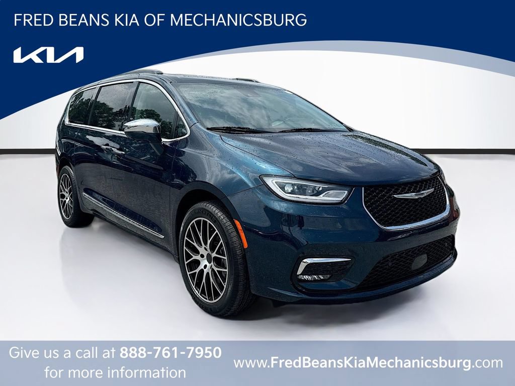 Used 2022 Chrysler Pacifica Limited w/ Uconnect Theater Family Group