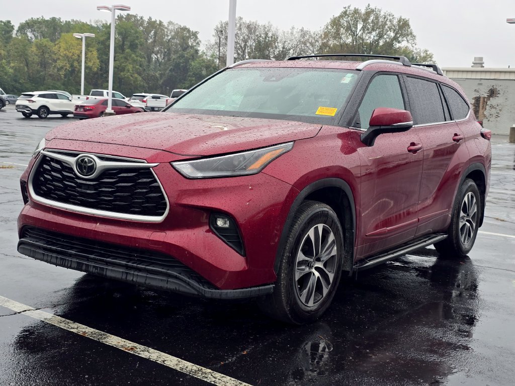 Used 2024 Toyota Highlander XLE AWD/4WD image 3