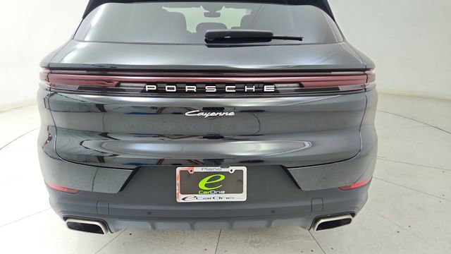 Used 2025 Porsche Cayenne w/ Premium Package image 12