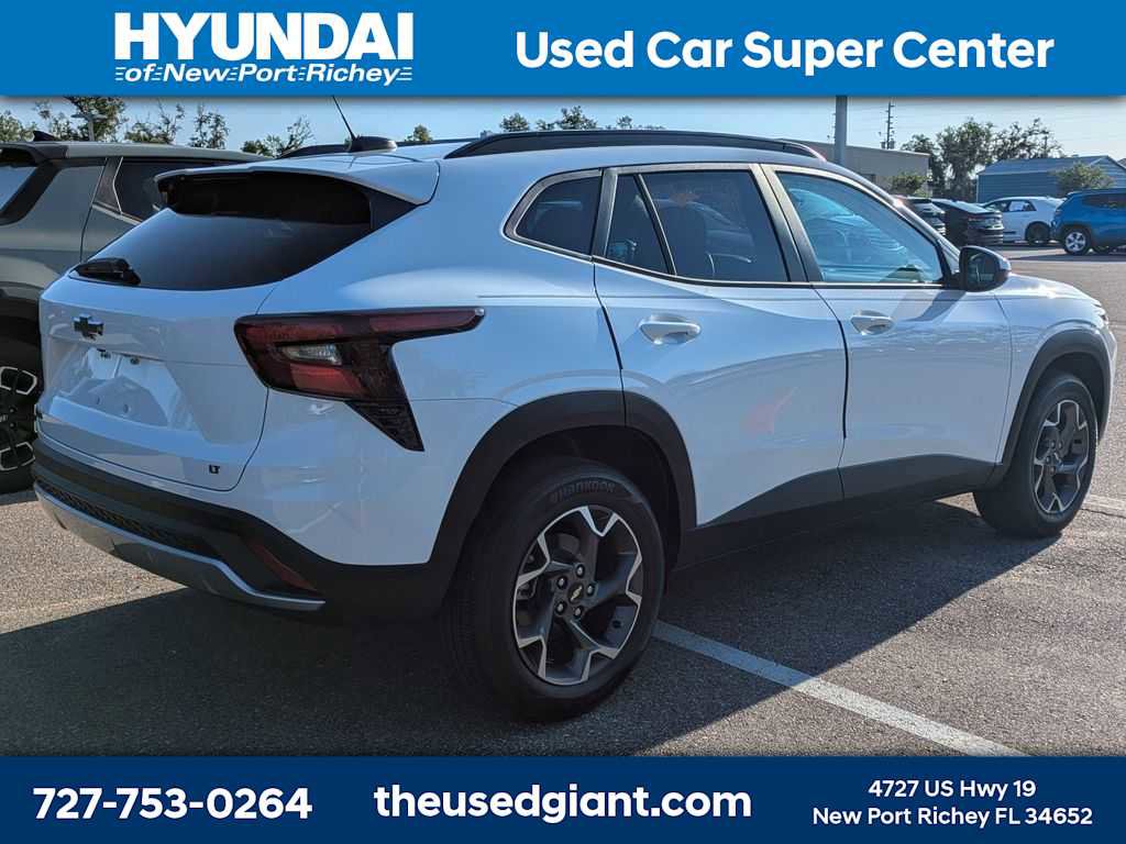 Used 2025 Chevrolet Trax LT w/ Driver Confidence Package FWD image 2