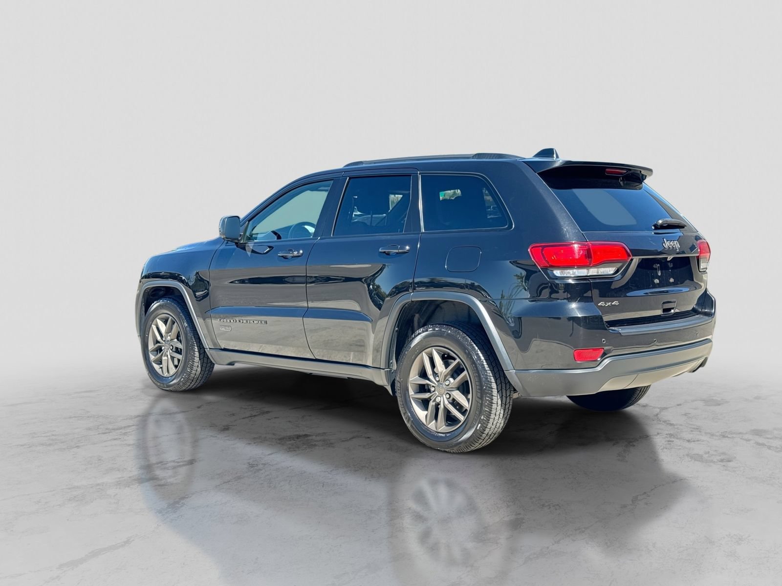 Used 2016 Jeep Grand Cherokee Laredo 75th Anniversary AWD/4WD image 5