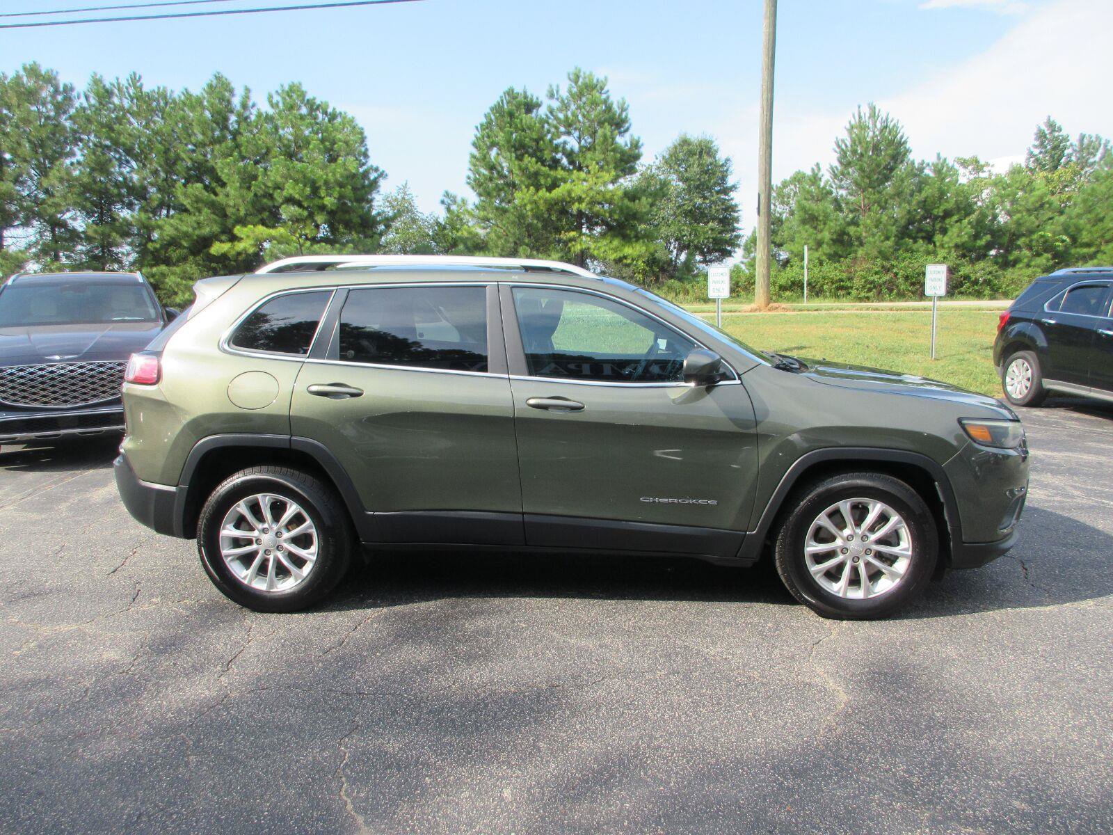Used 2019 Jeep Cherokee Latitude w/ Popular Appearance Group FWD image 4