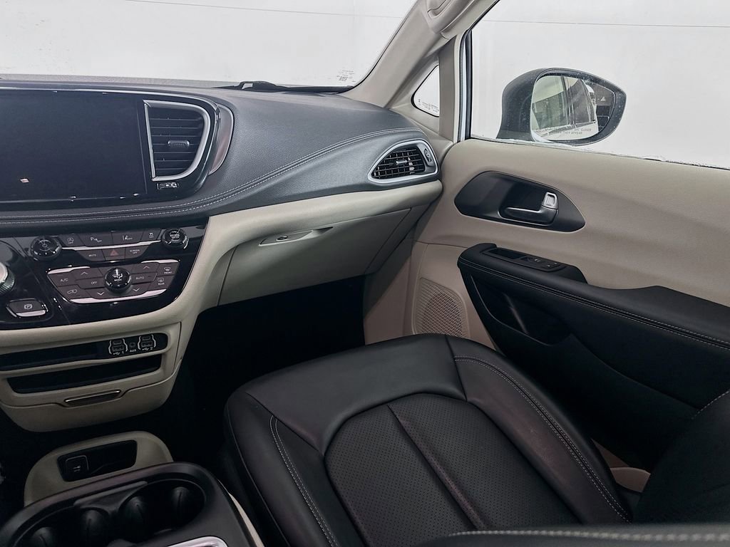 Used 2023 Chrysler Pacifica Touring-L image 30