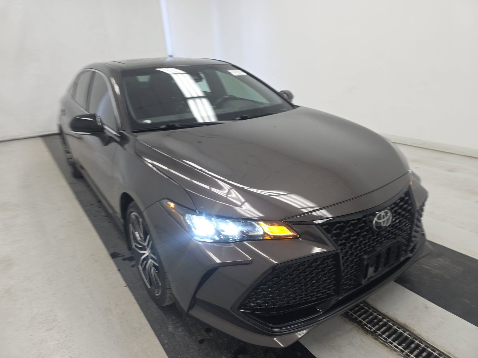 Used 2019 Toyota Avalon XSE image 2