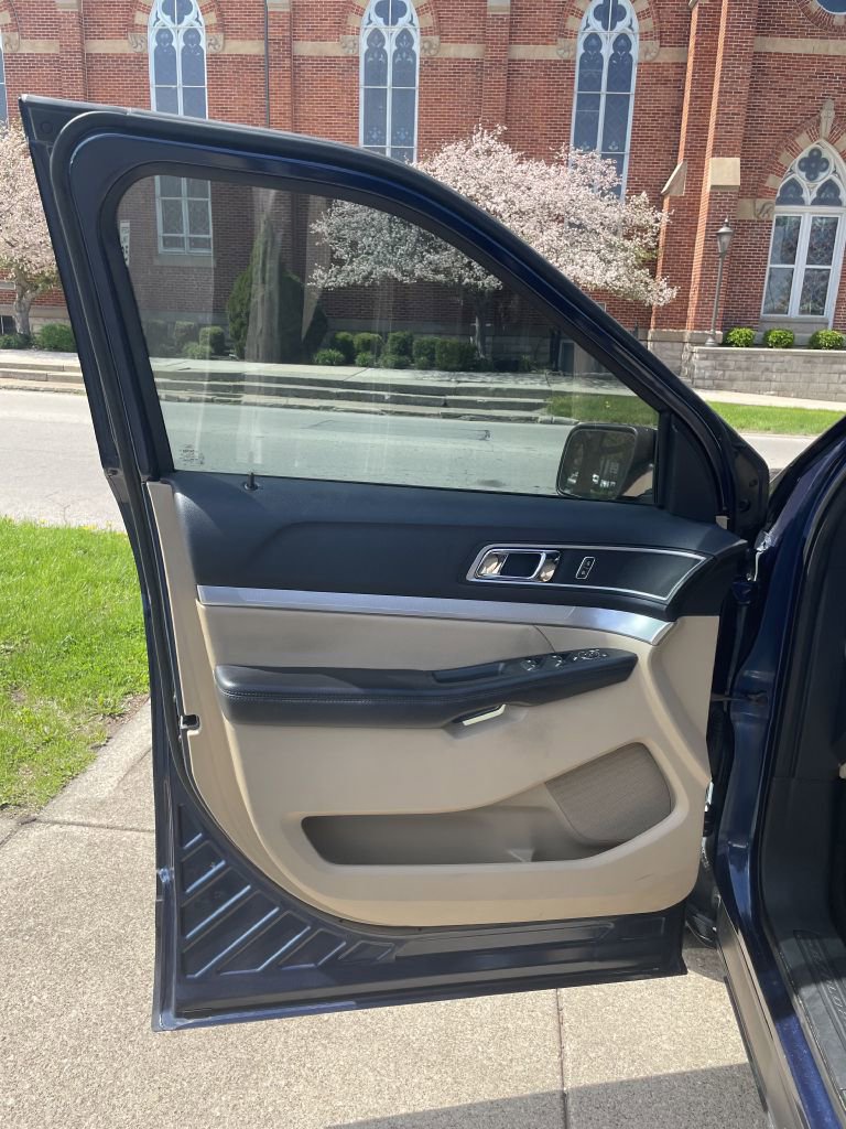 Used 2016 Ford Explorer XLT w/ Equipment Group 201A FWD image 4