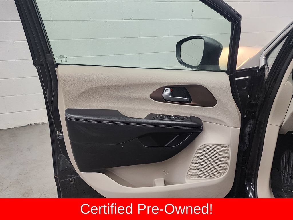 Certified 2022 Chrysler Voyager LX FWD image 9
