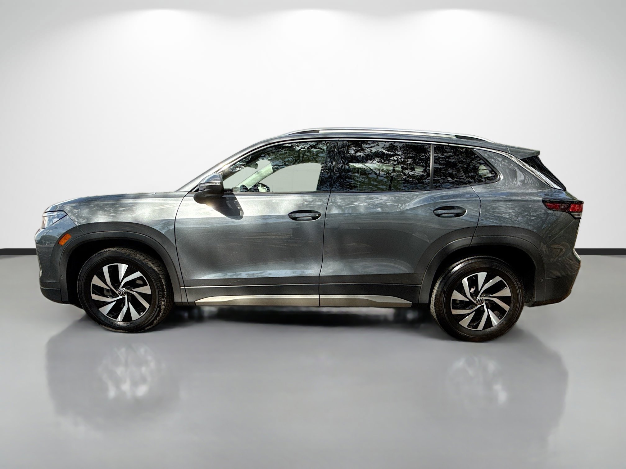 Used 2025 Volkswagen Tiguan S image 6