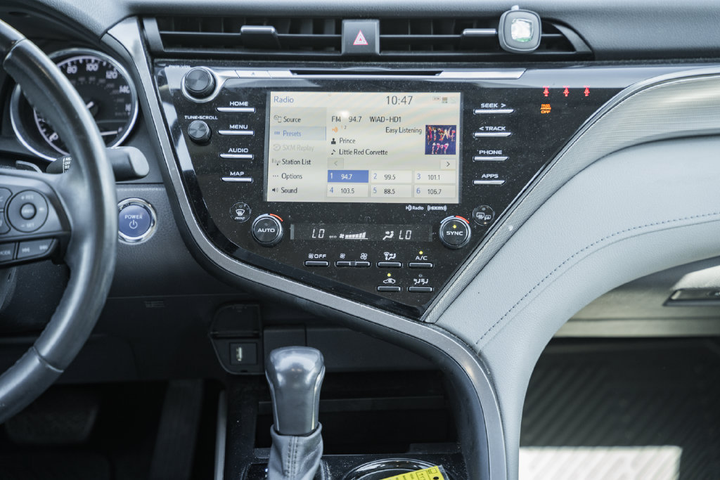 Used 2020 Toyota Camry SE w/ Sunroof Package FWD image 19