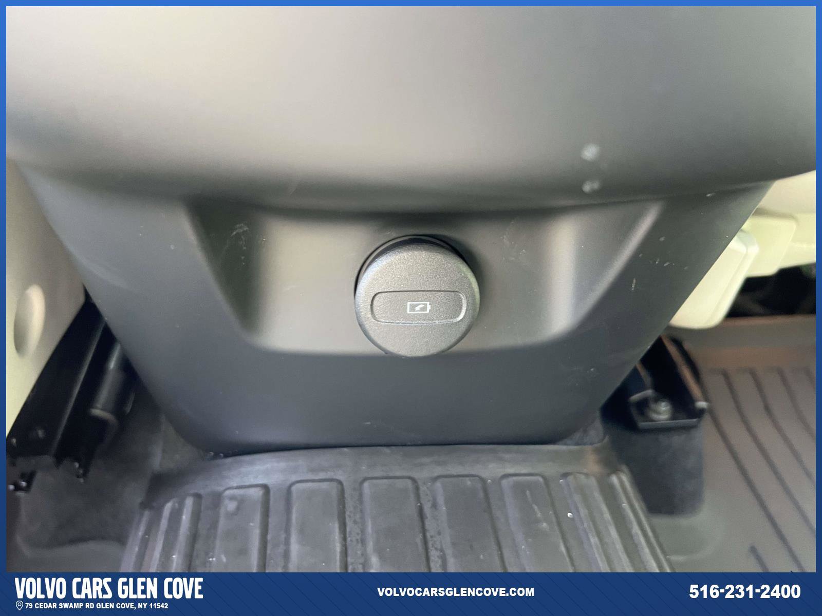 Certified 2024 Volvo XC60 B5 Plus w/ Protection Package Premier image 11