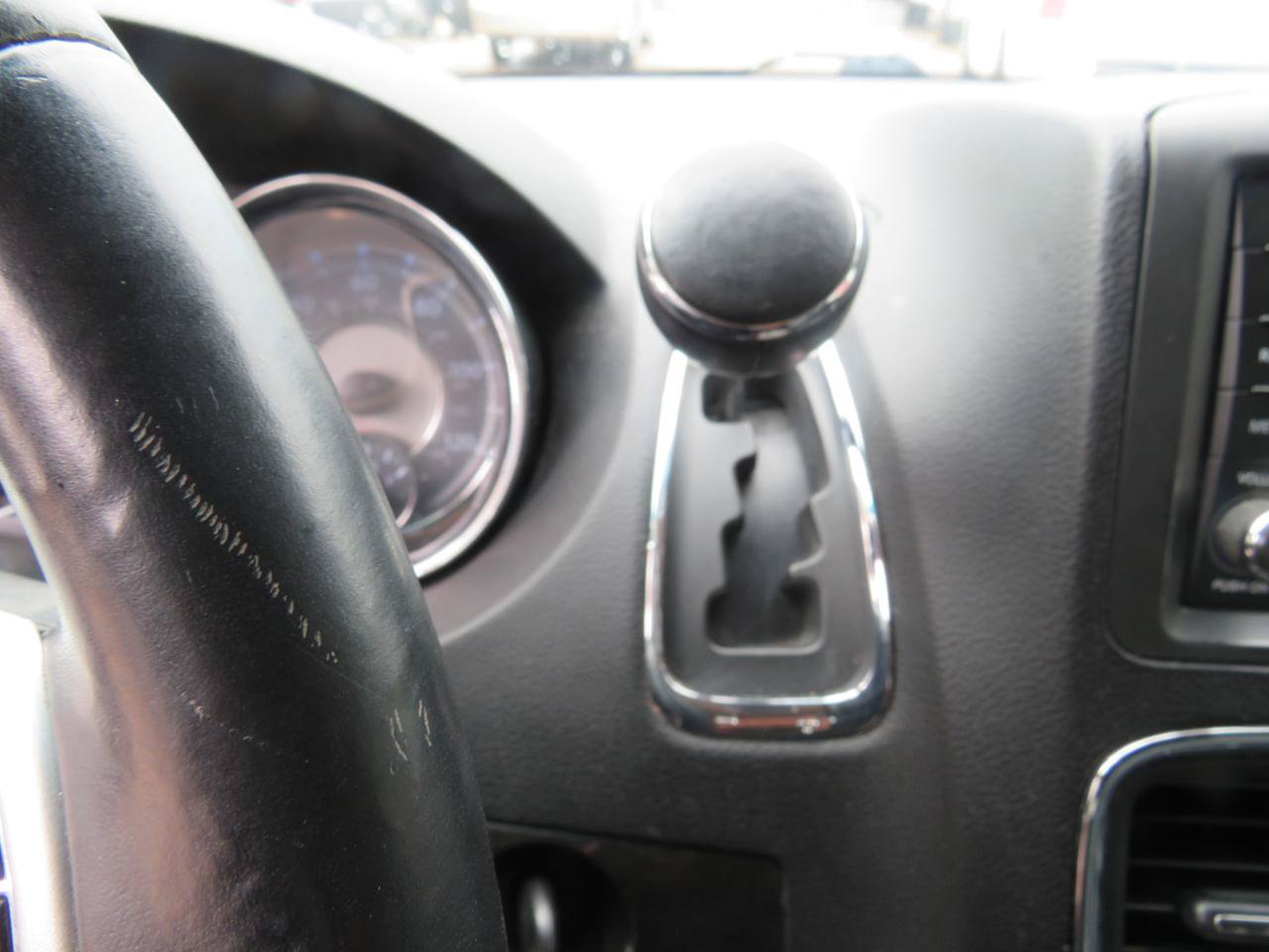 Used 2015 Chrysler Town & Country Touring FWD image 14
