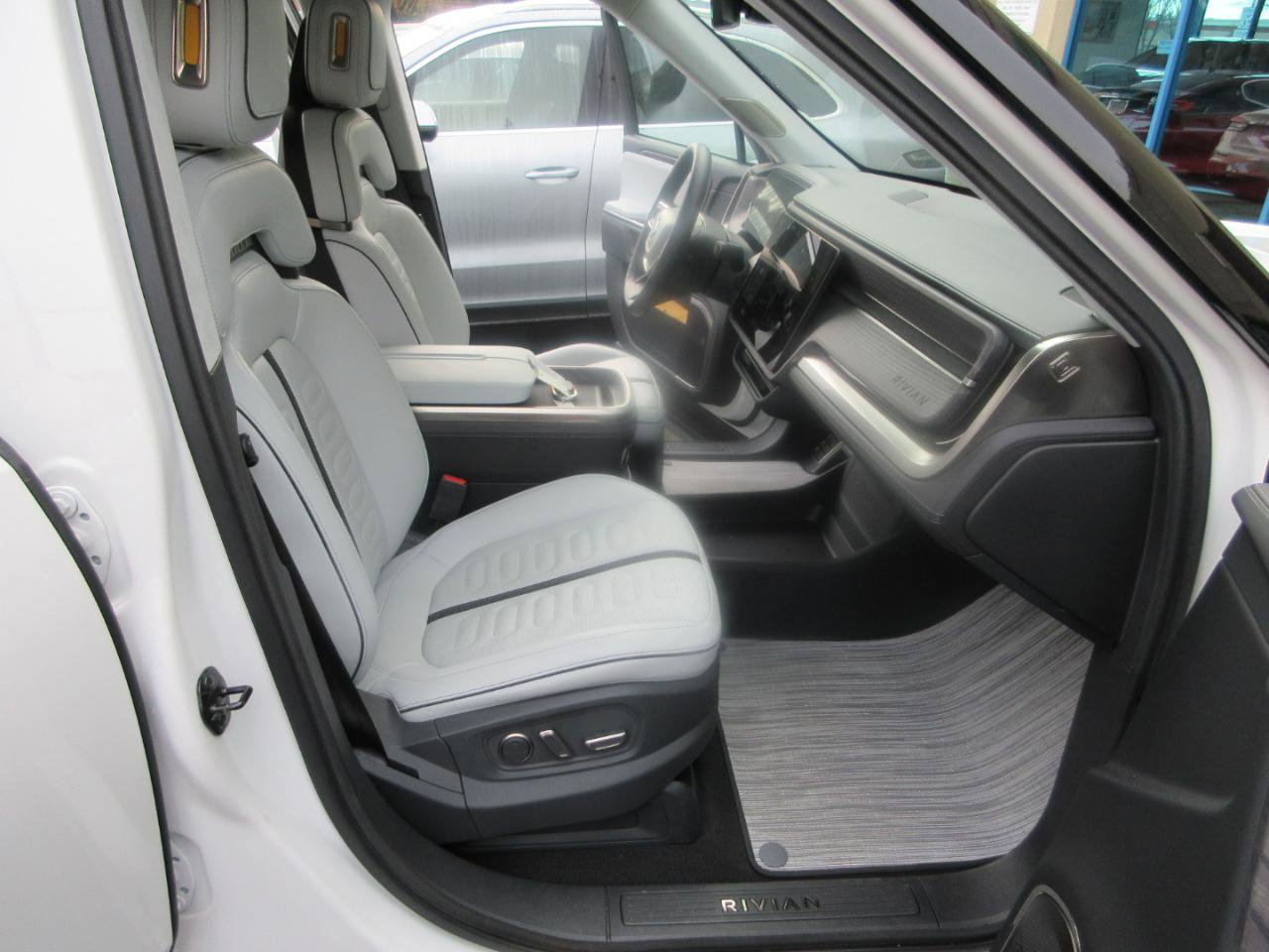 Used 2023 Rivian R1S Launch Edition image 23