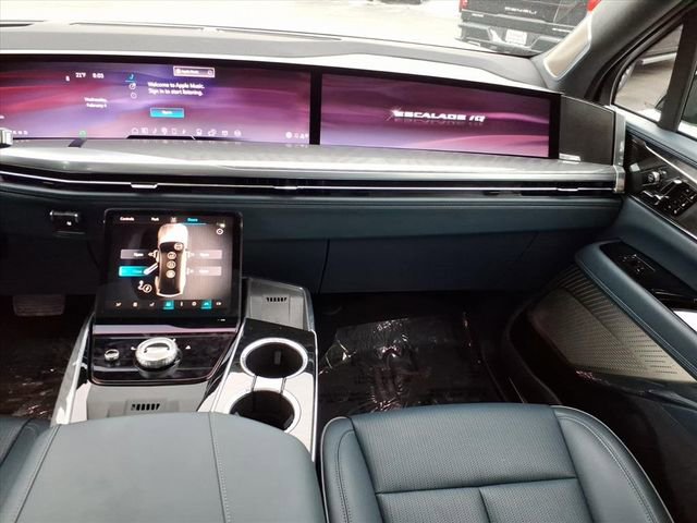 Certified 2025 Cadillac Escalade IQ Luxury 2 w/ LPO, Radiant Package image 17