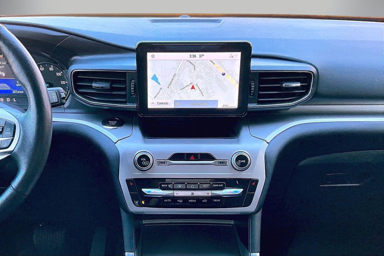 Used 2022 Ford Explorer XLT w/ Equipment Group 202A image 12