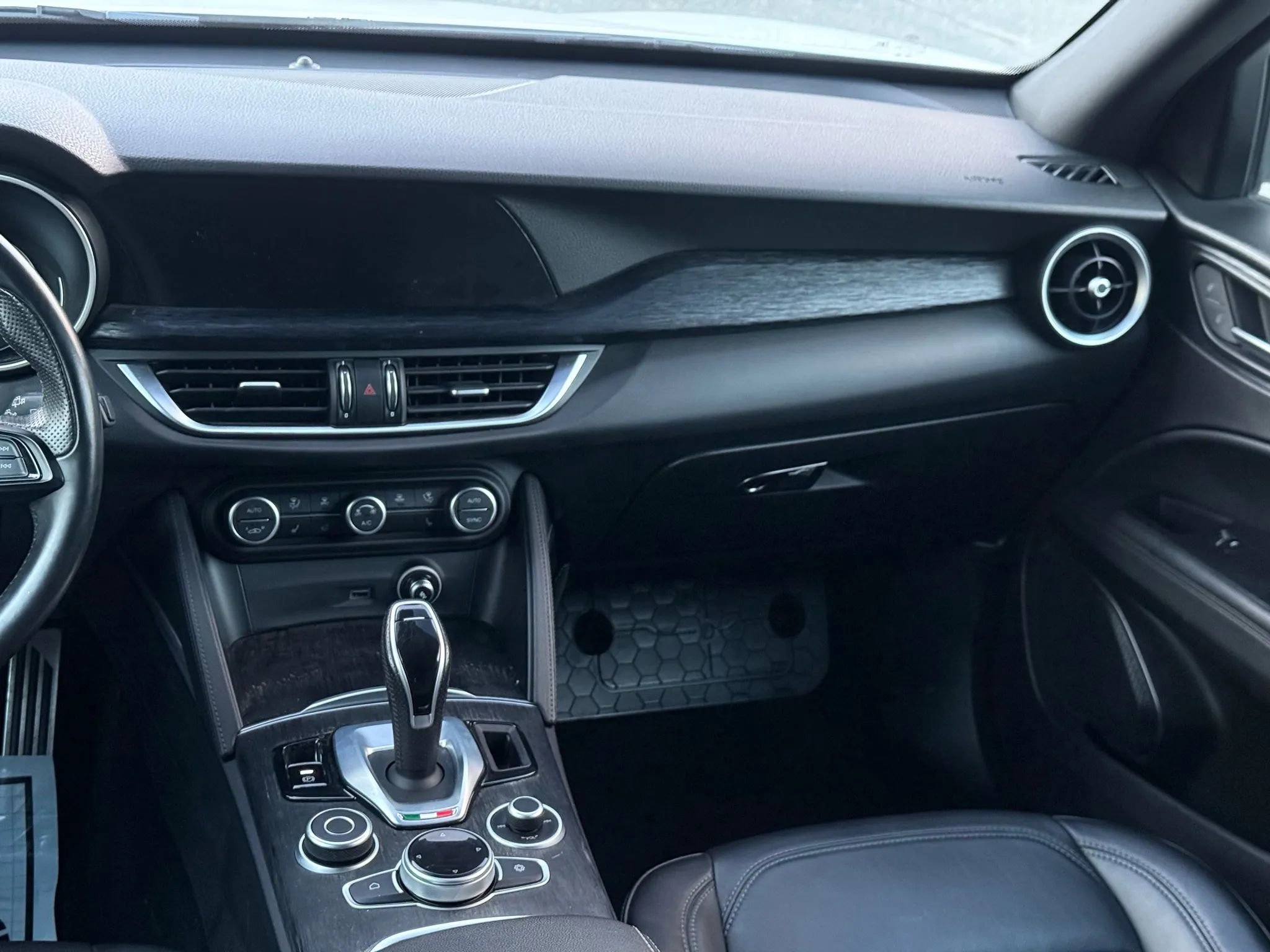 Used 2022 Alfa Romeo Stelvio Sprint image 32