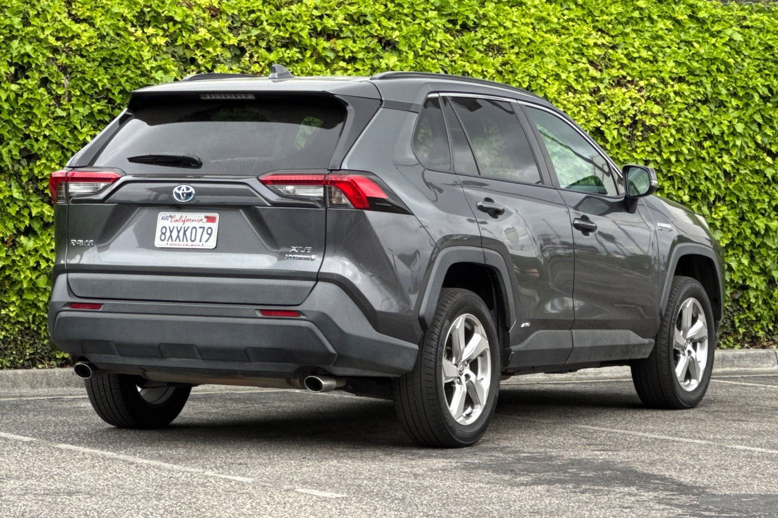 Used 2021 Toyota RAV4 XLE Premium image 4