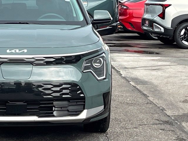 Certified 2025 Kia Niro Wind w/ Wind Preserve Package FWD image 17