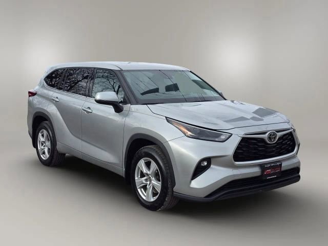 Used 2022 Toyota Highlander LE AWD/4WD image 3