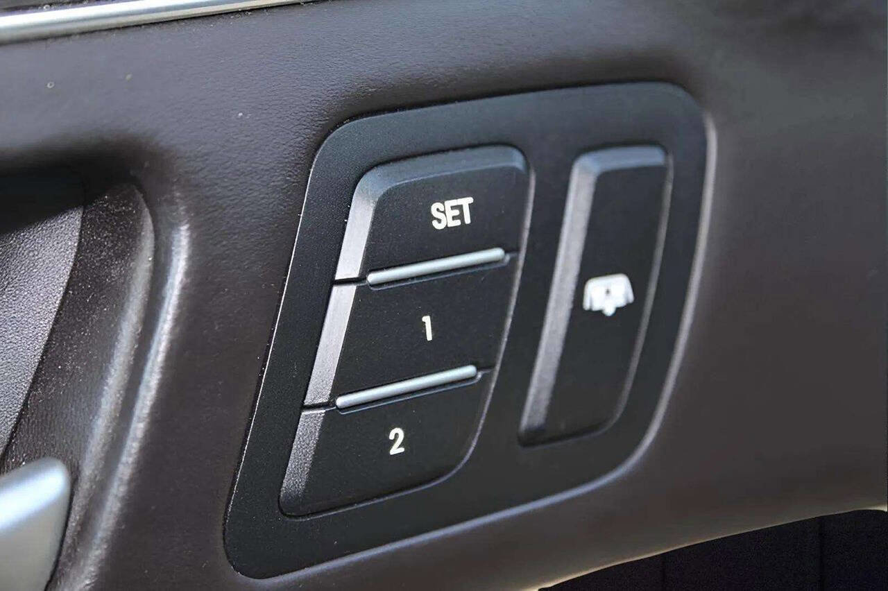 Used 2013 Hyundai Genesis 3.8 w/ Premium Pkg image 10