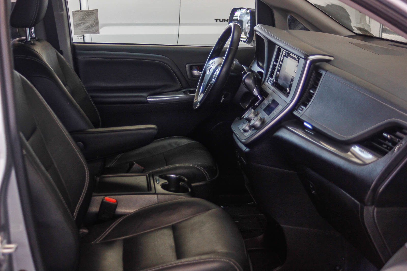 Used 2020 Toyota Sienna SE w/ Carpet Mat Package image 16