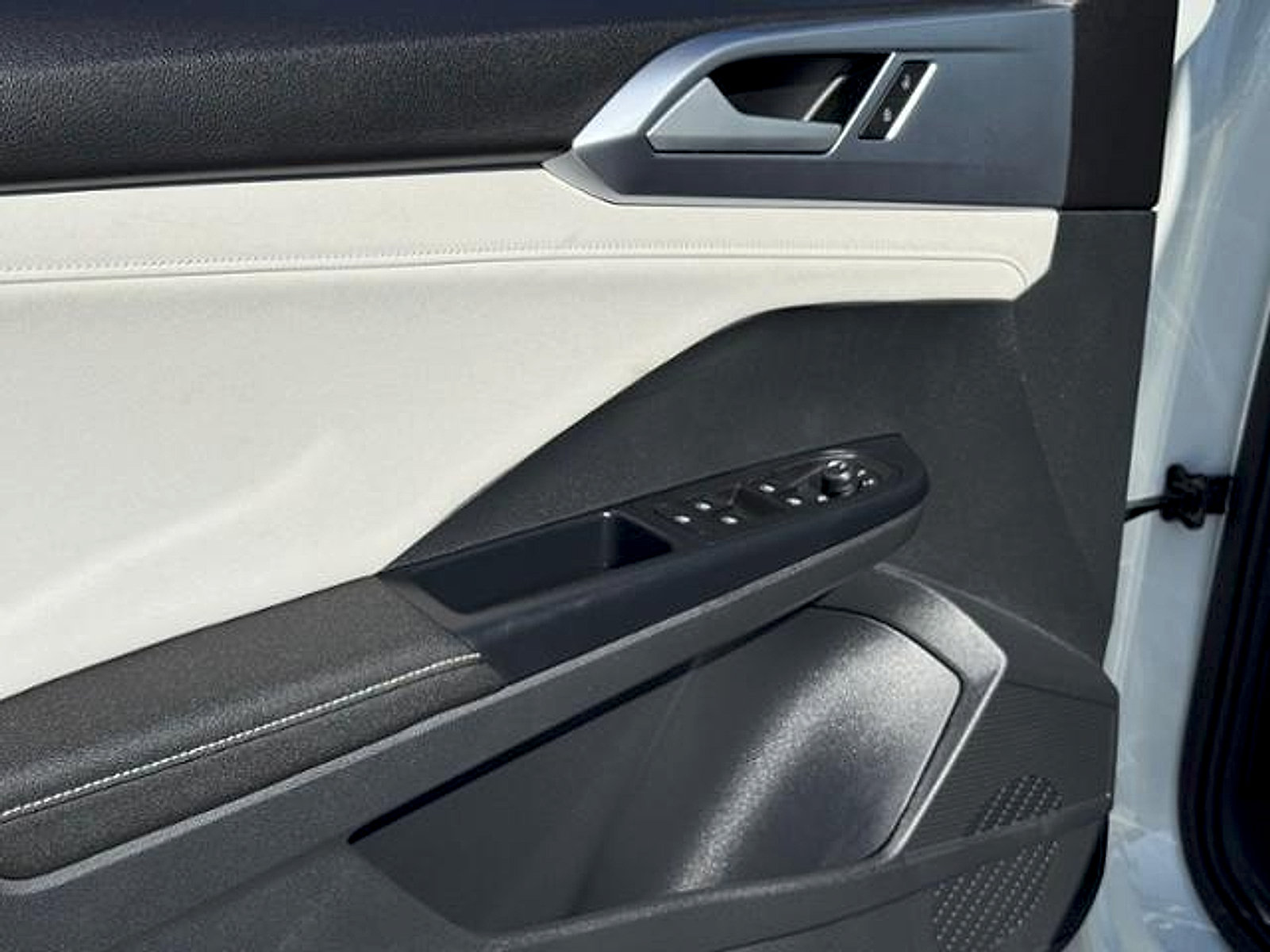 New 2026 Volkswagen Taos SE FWD image 9