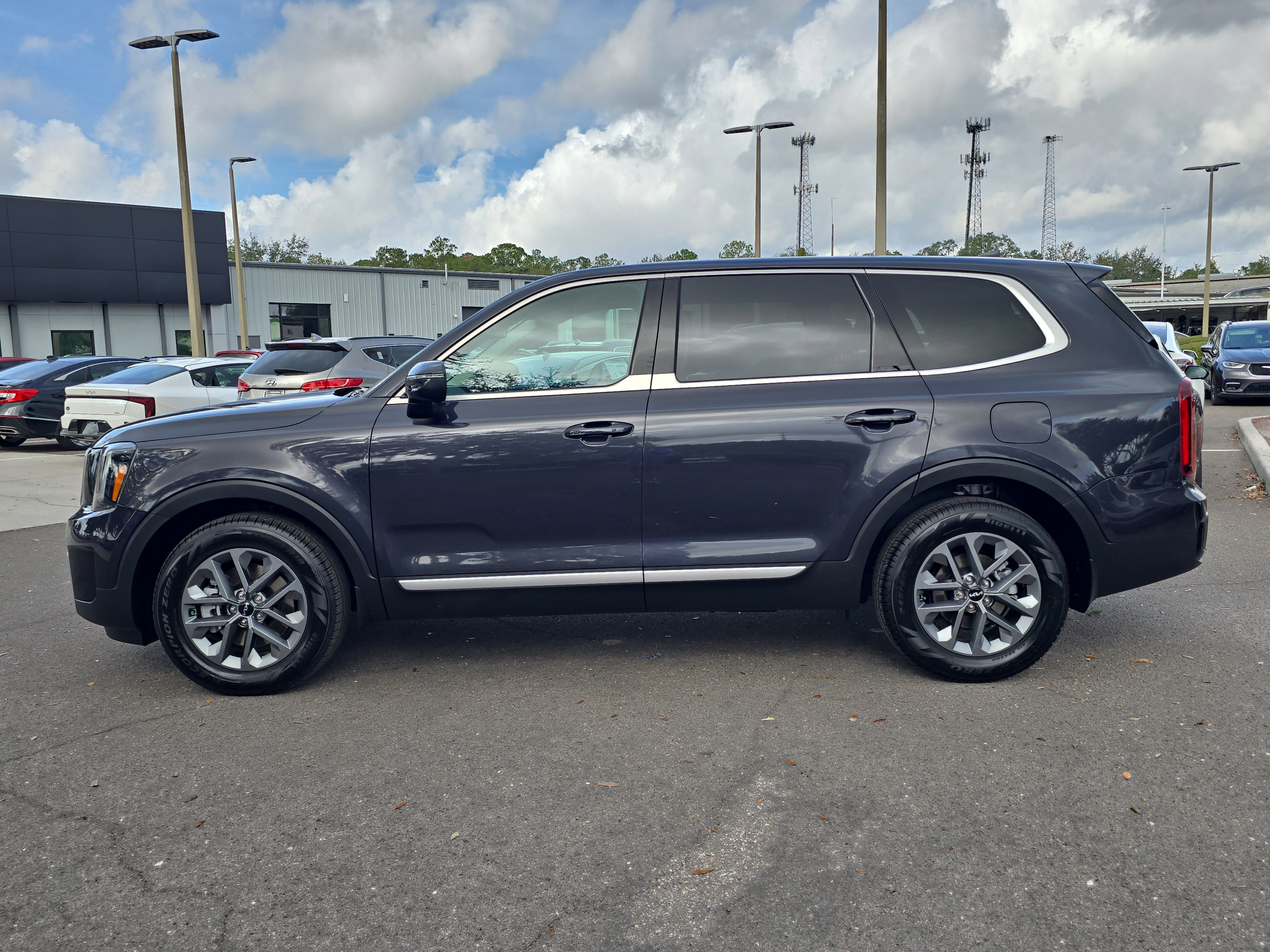 Certified 2025 Kia Telluride LX image 5