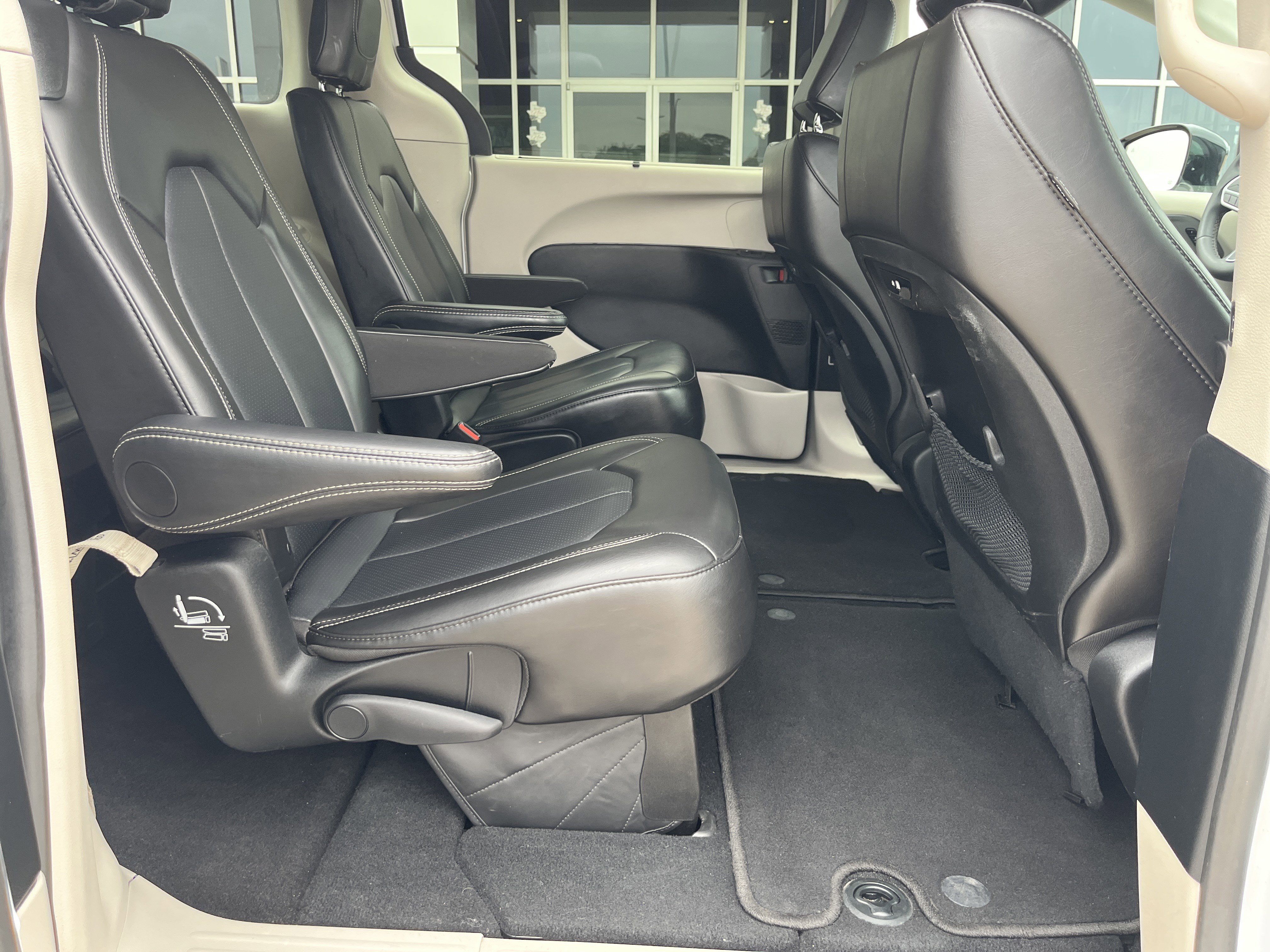 Used 2024 Chrysler Pacifica Touring-L FWD image 15