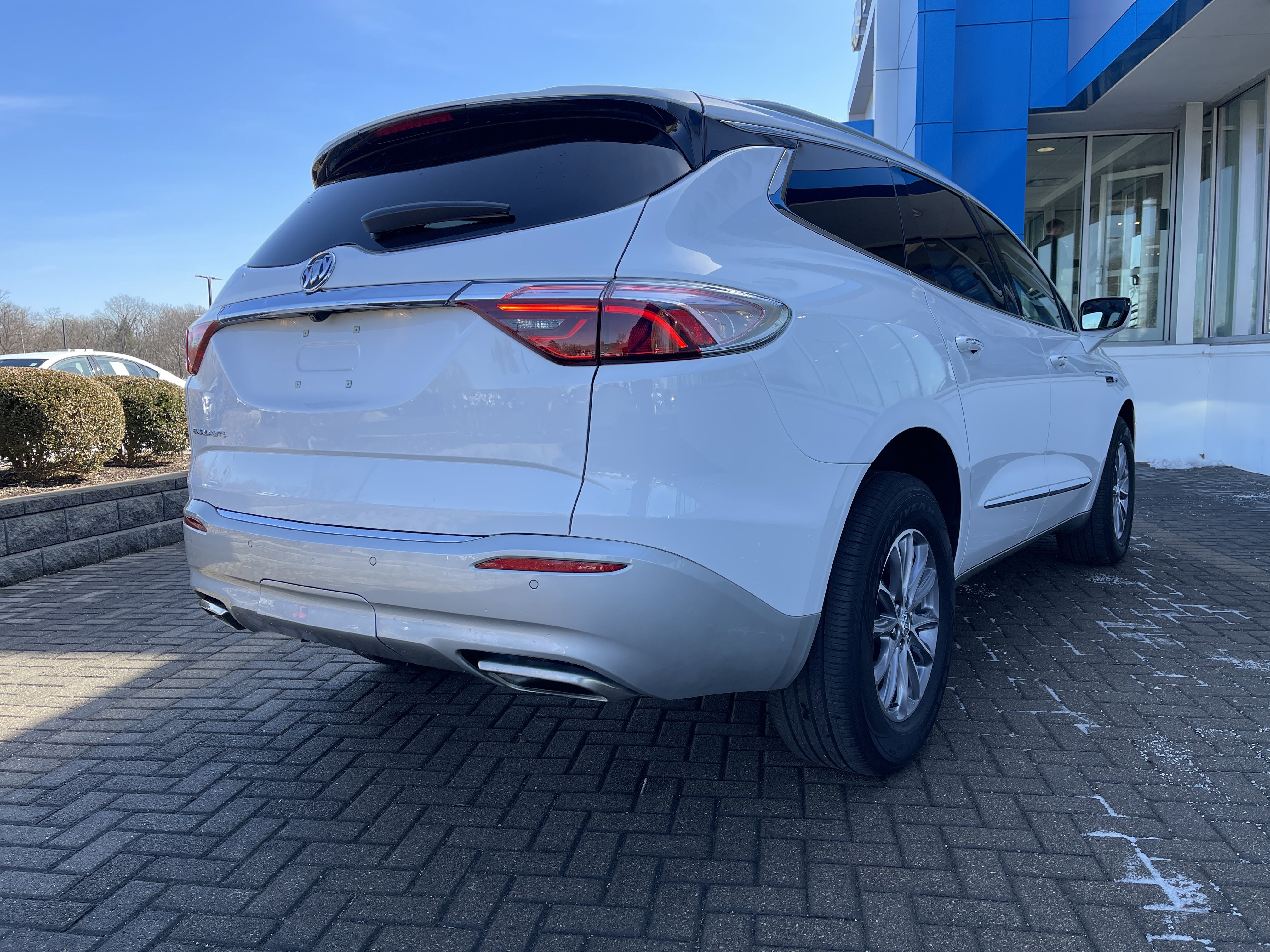 Used 2023 Buick Enclave Essence image 5