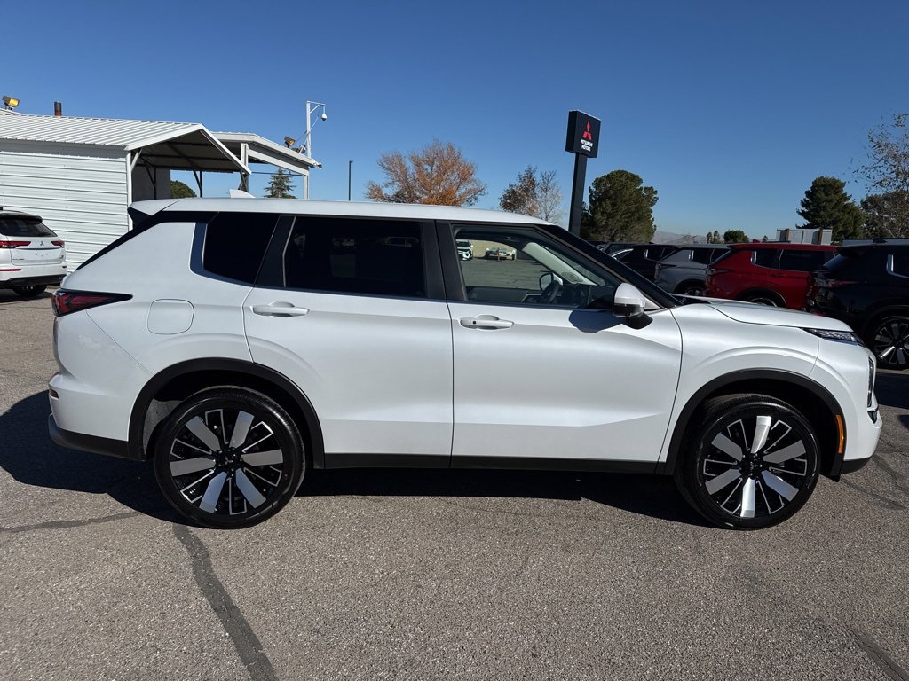 New 2025 Mitsubishi Outlander SE image 8