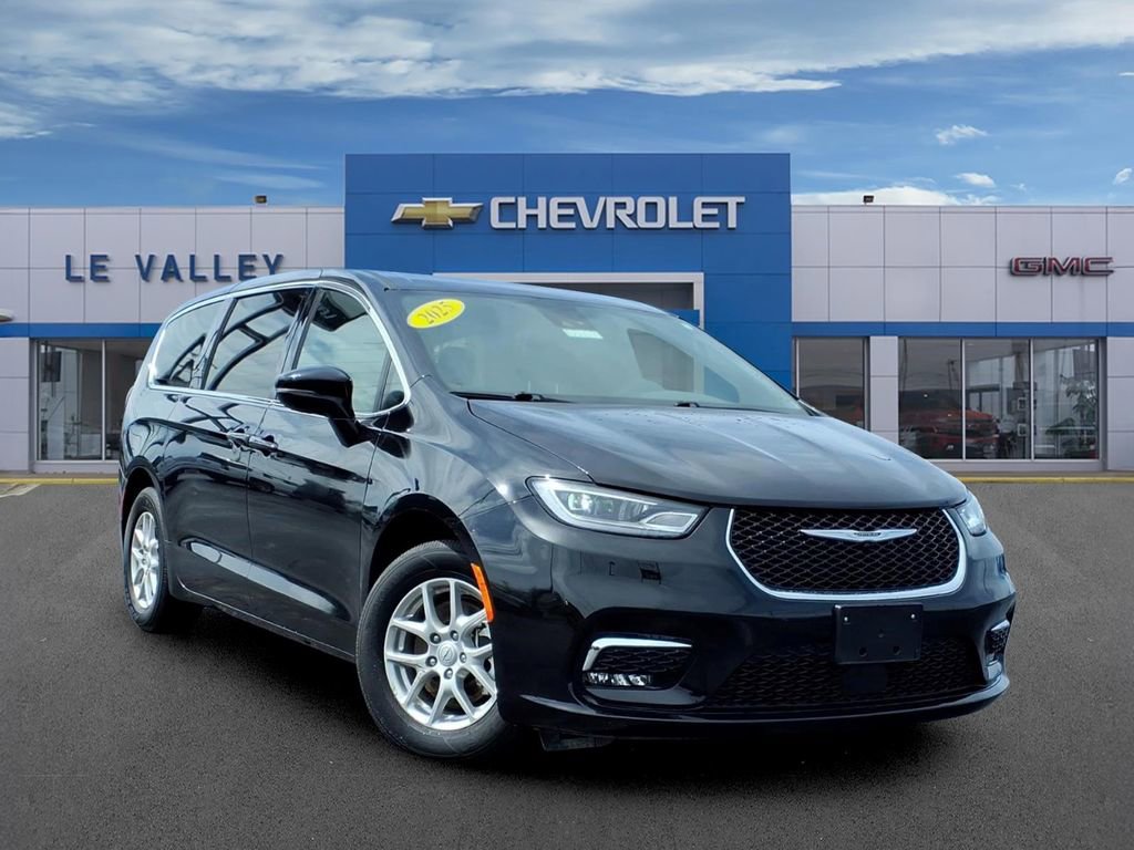 Used 2025 Chrysler Pacifica Select