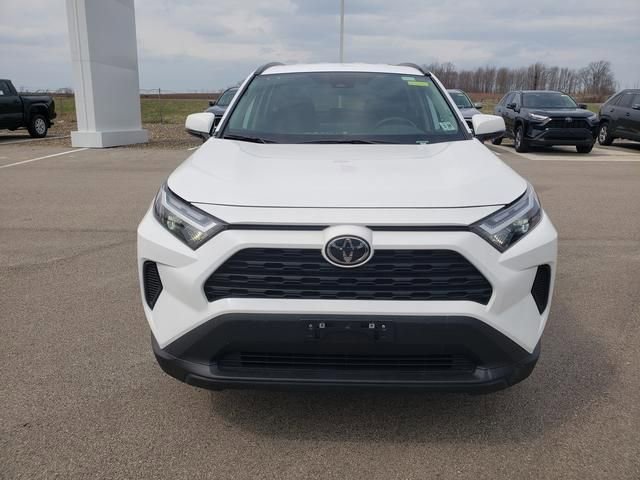 Used 2025 Toyota RAV4 XLE AWD/4WD image 2
