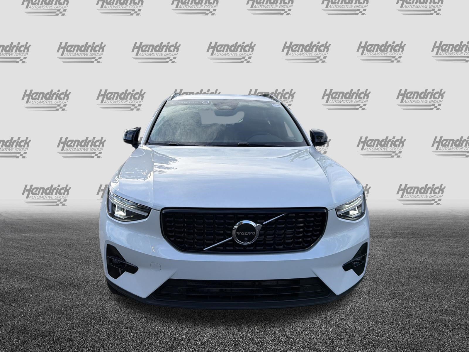 Certified 2025 Volvo XC40 B5 Plus AWD/4WD image 3