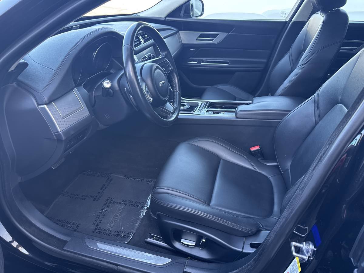 Used 2020 Jaguar XF Premium image 11