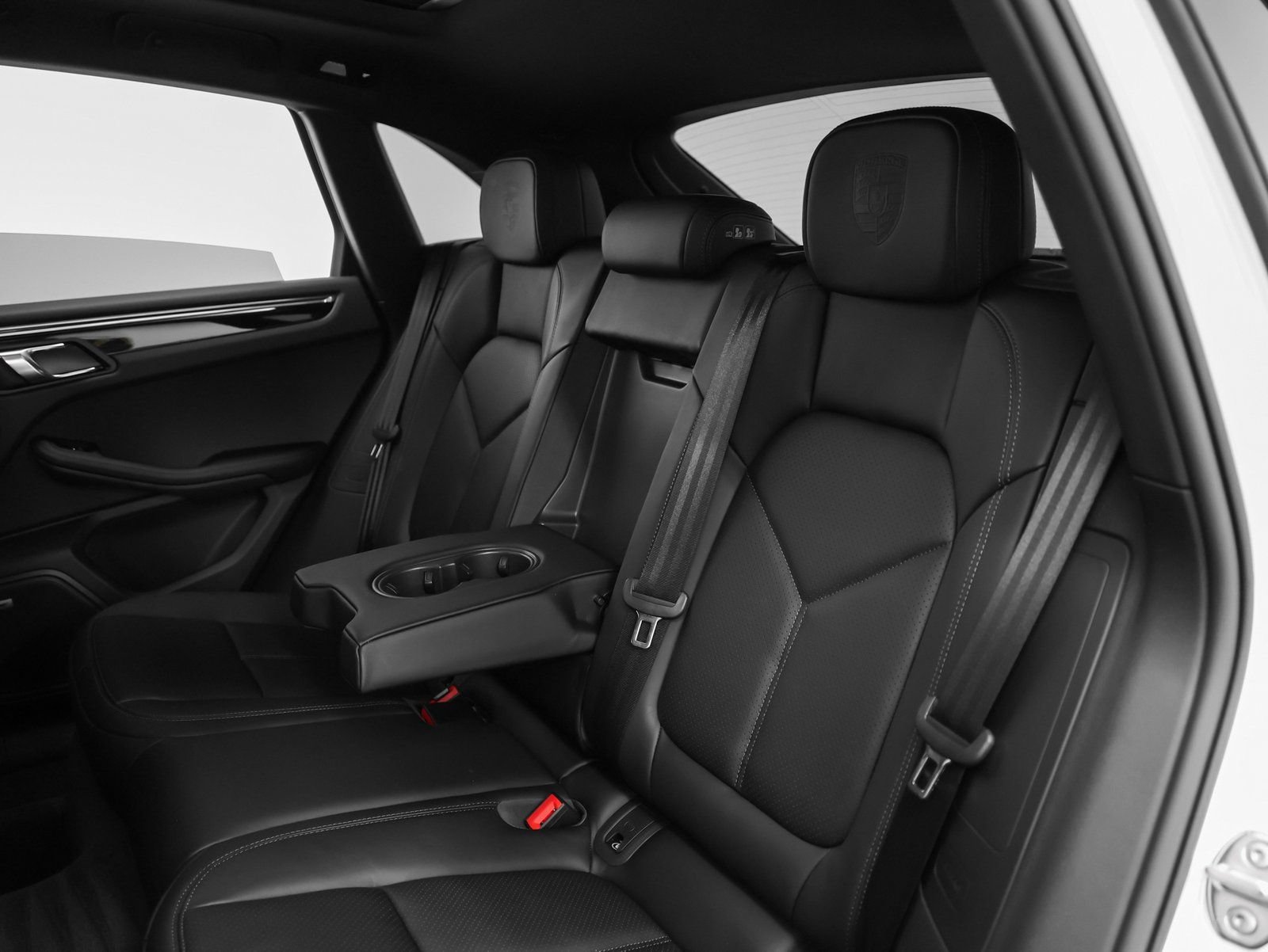 Certified 2025 Porsche Macan AWD/4WD image 38