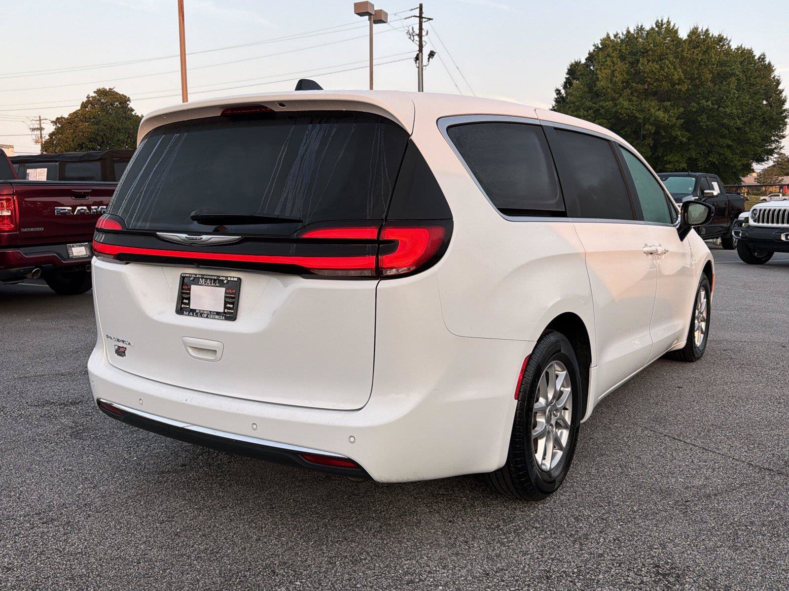 Used 2024 Chrysler Pacifica Touring-L FWD image 5