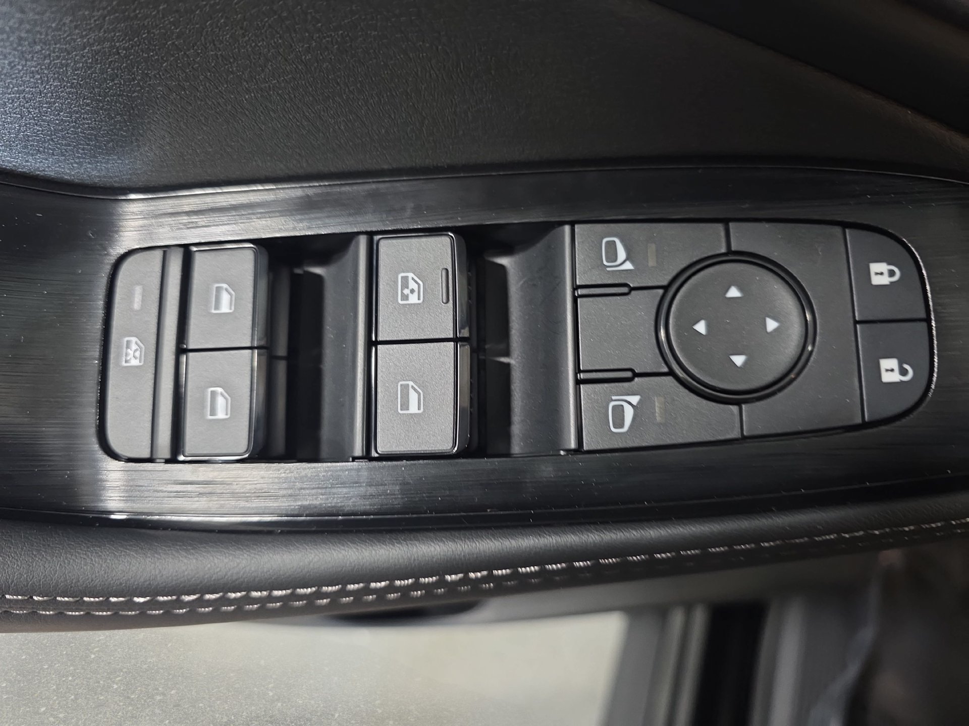 New 2026 Nissan Rogue SV w/ Cold Weather Package FWD image 27