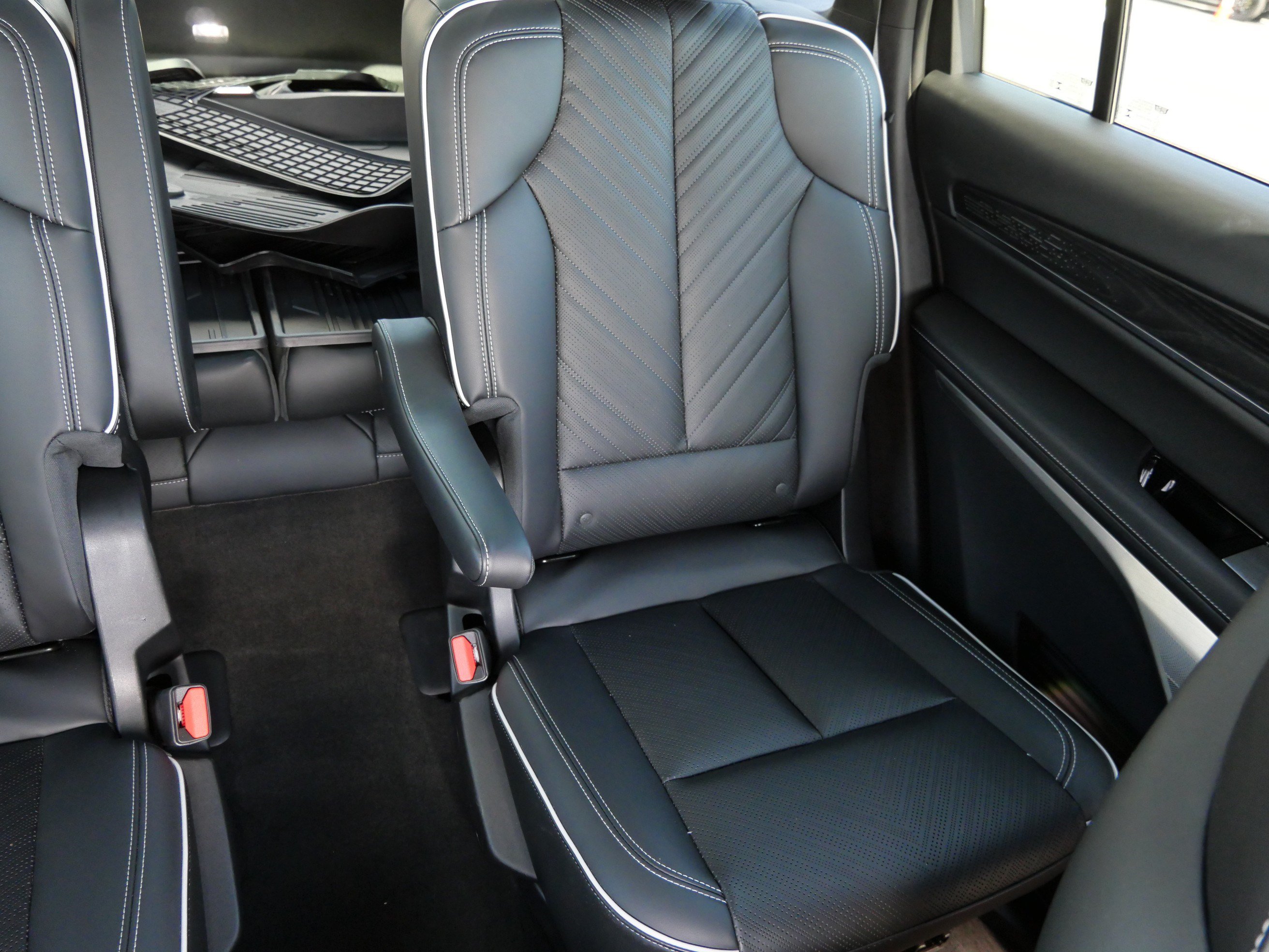 Certified 2026 Cadillac Vistiq Sport w/ LPO, Floor Liner Package AWD/4WD image 13