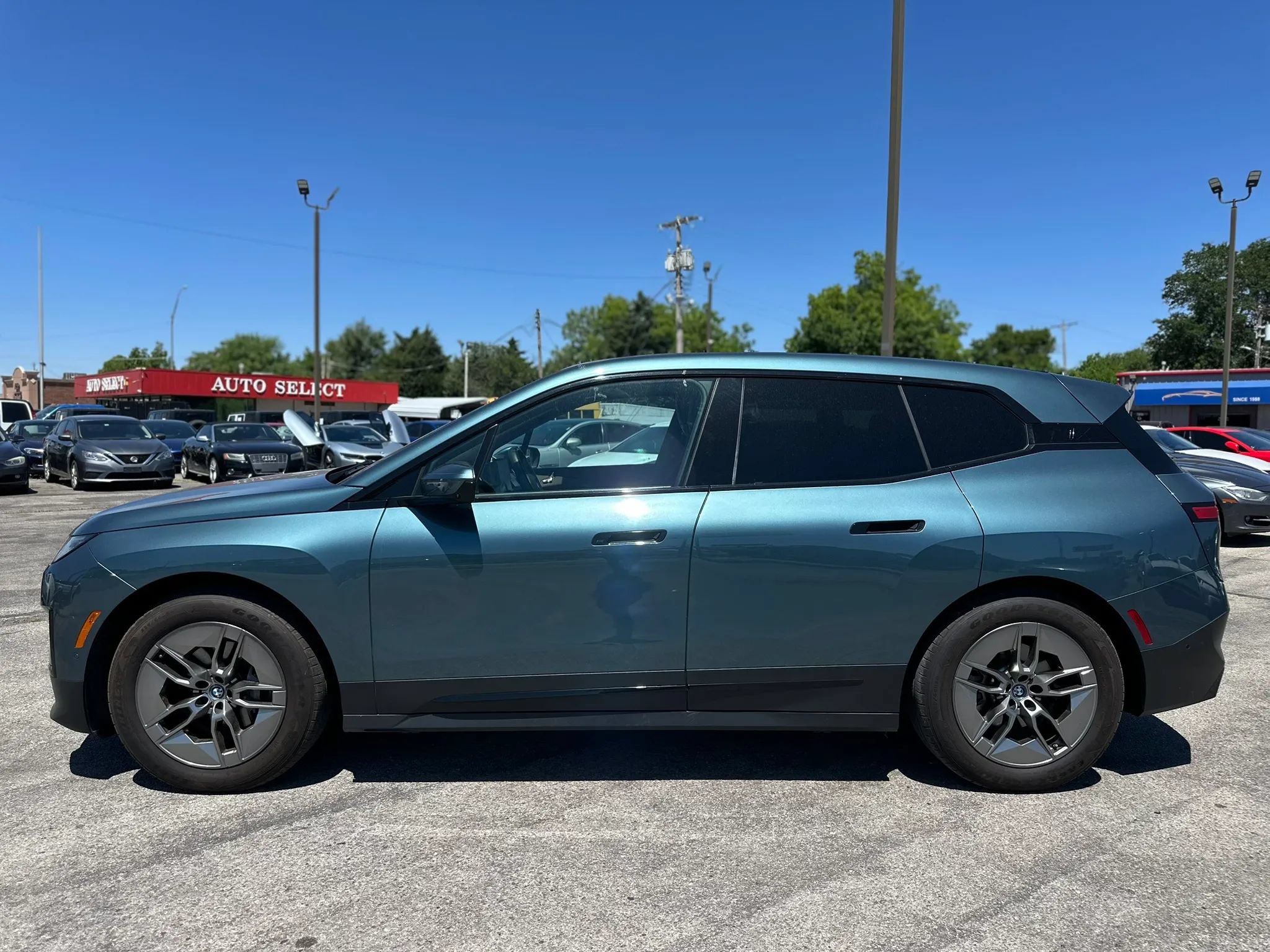 Used 2022 BMW iX xDrive50 w/ Convenience Package AWD/4WD image 9