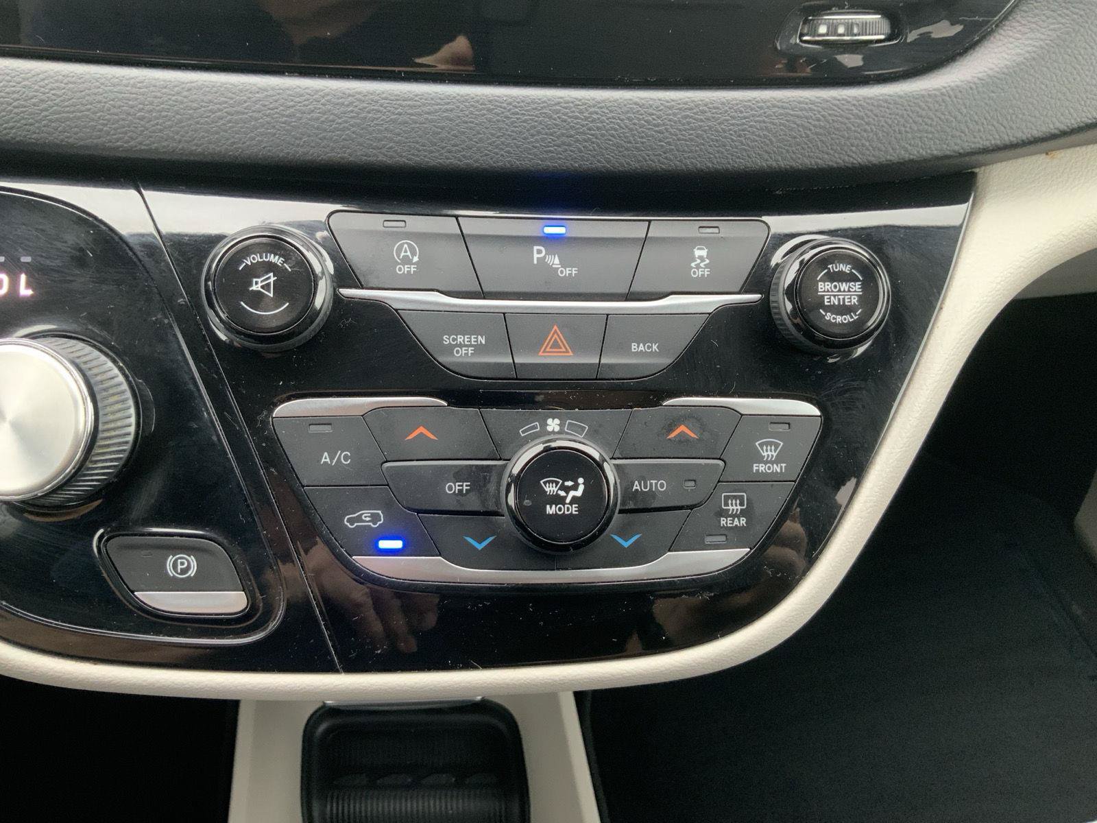 Used 2017 Chrysler Pacifica Touring-L FWD image 37