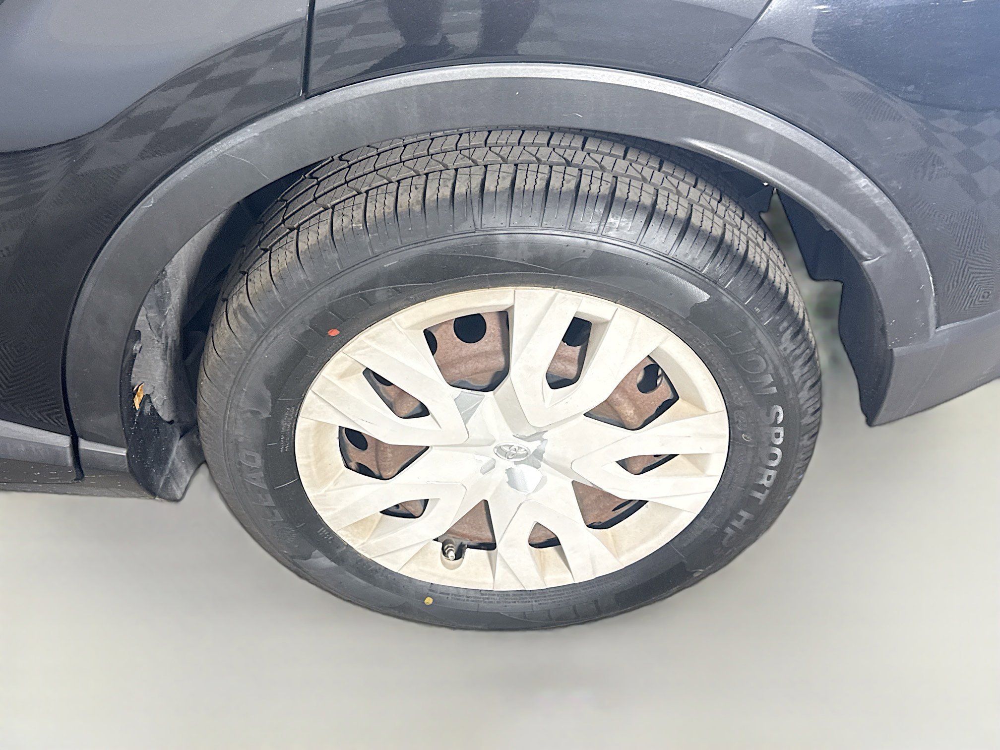 Used 2019 Toyota C-HR LE image 36