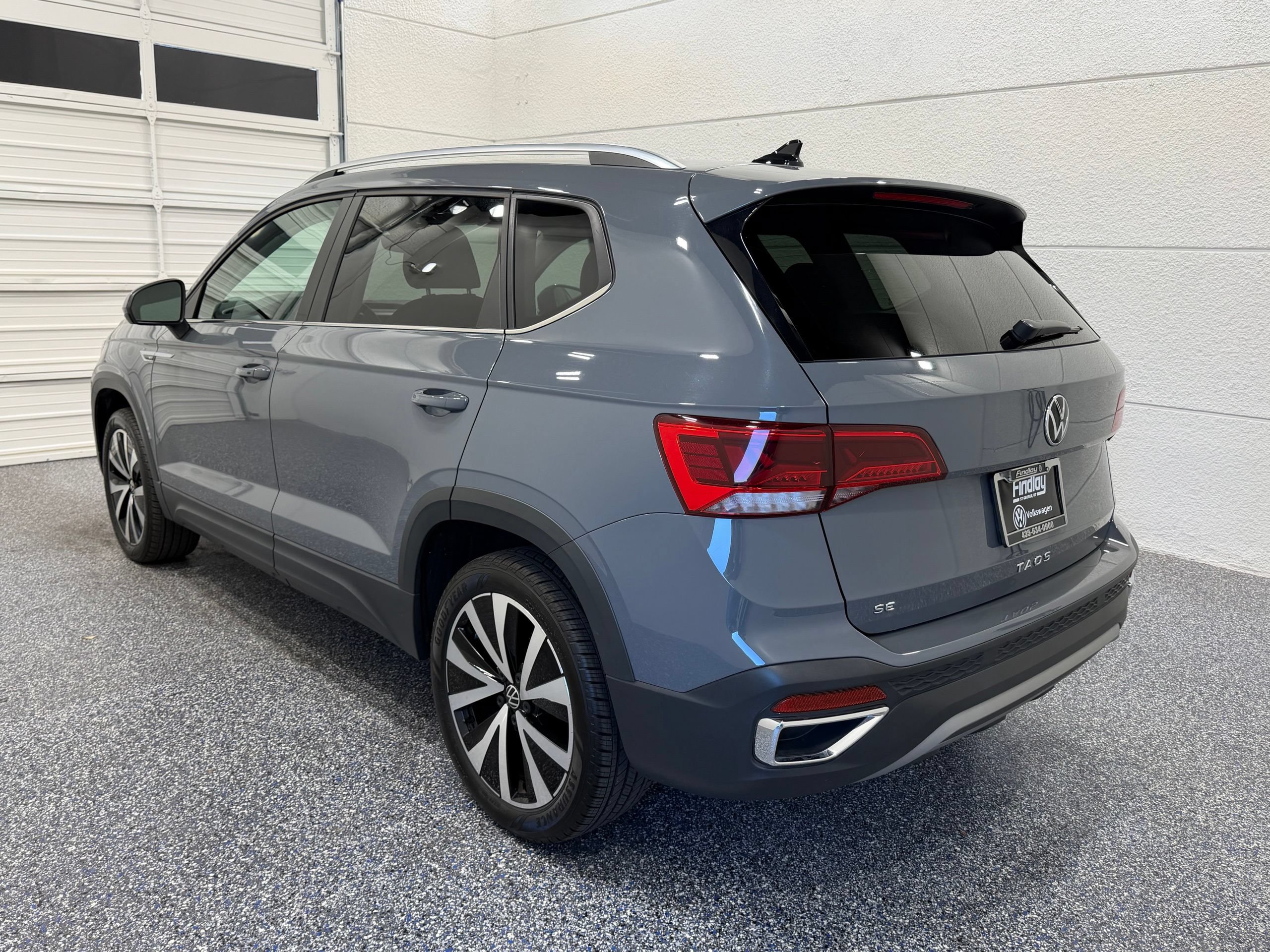 Used 2023 Volkswagen Taos SE w/ Panoramic Sunroof Package FWD image 4