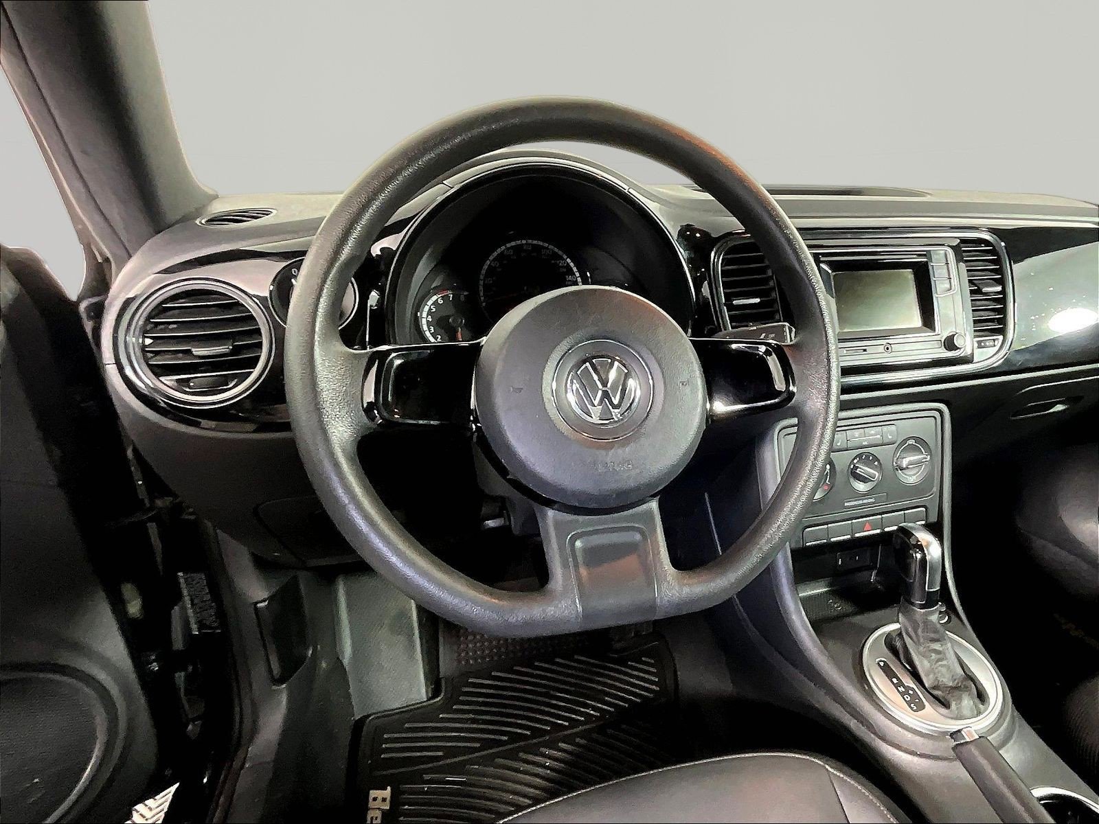 Used 2016 Volkswagen Beetle 1.8T Classic FWD image 8