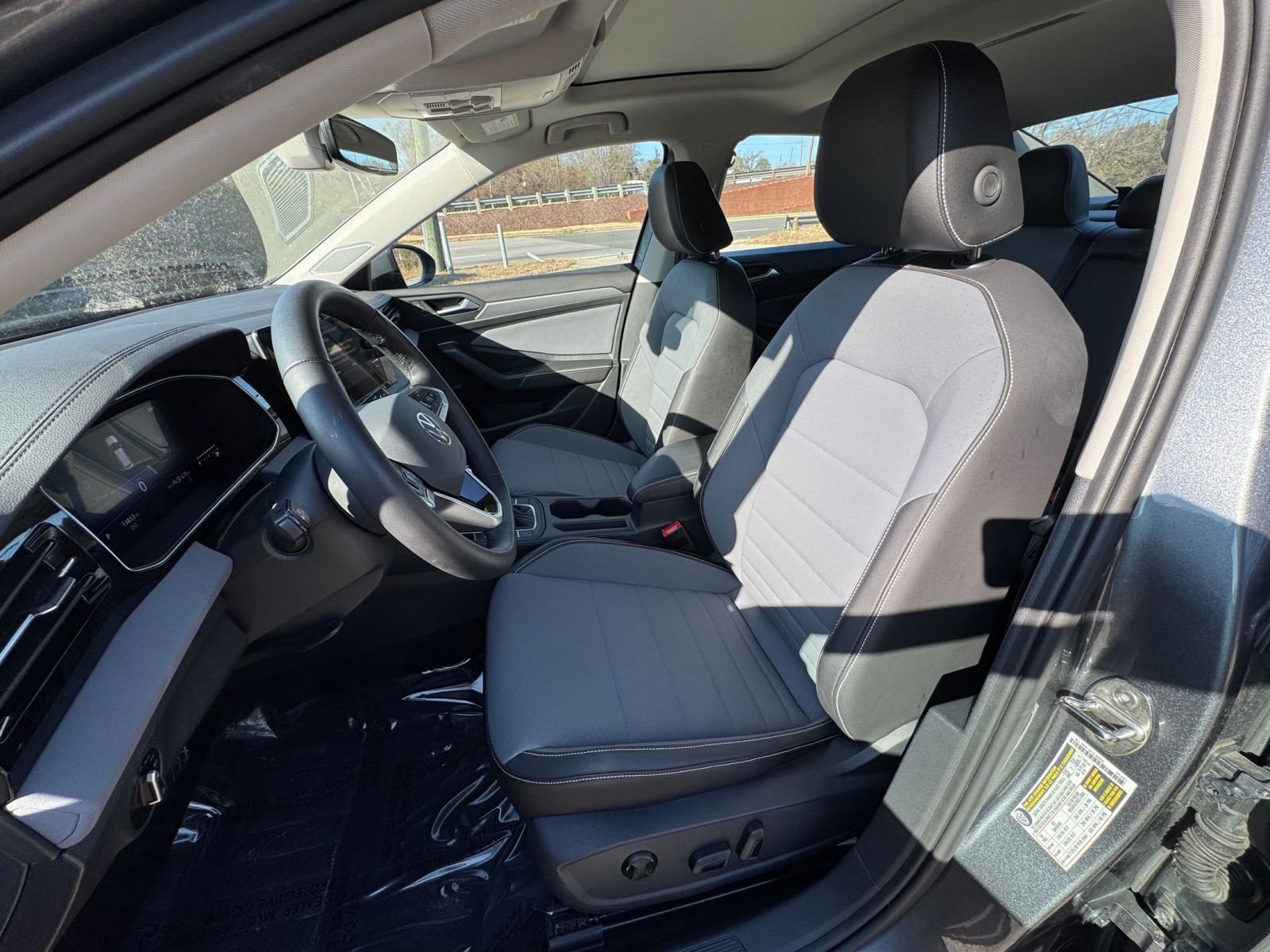 Used 2025 Volkswagen Jetta SE image 31