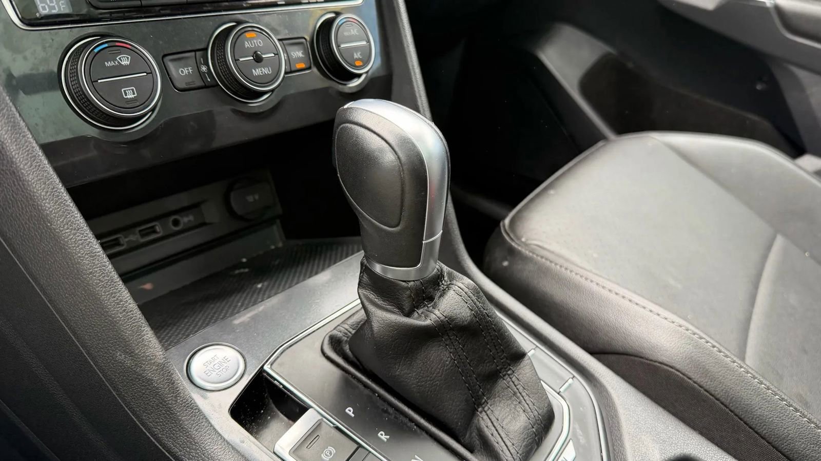 Used 2018 Volkswagen Tiguan SE w/ Panoramic Sunroof Package image 40