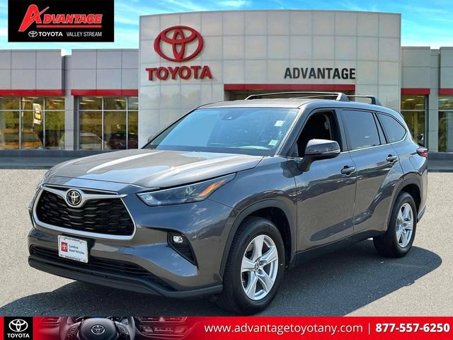 Used 2023 Toyota Highlander LE FWD image 4