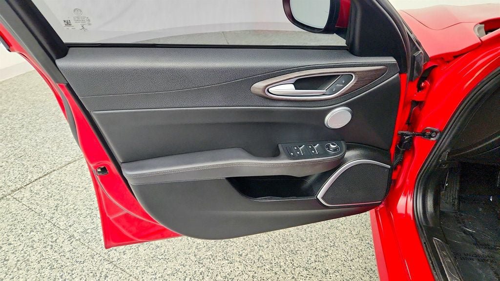 Used 2020 Alfa Romeo Giulia Ti w/ Active Blind Spot Package AWD/4WD image 11