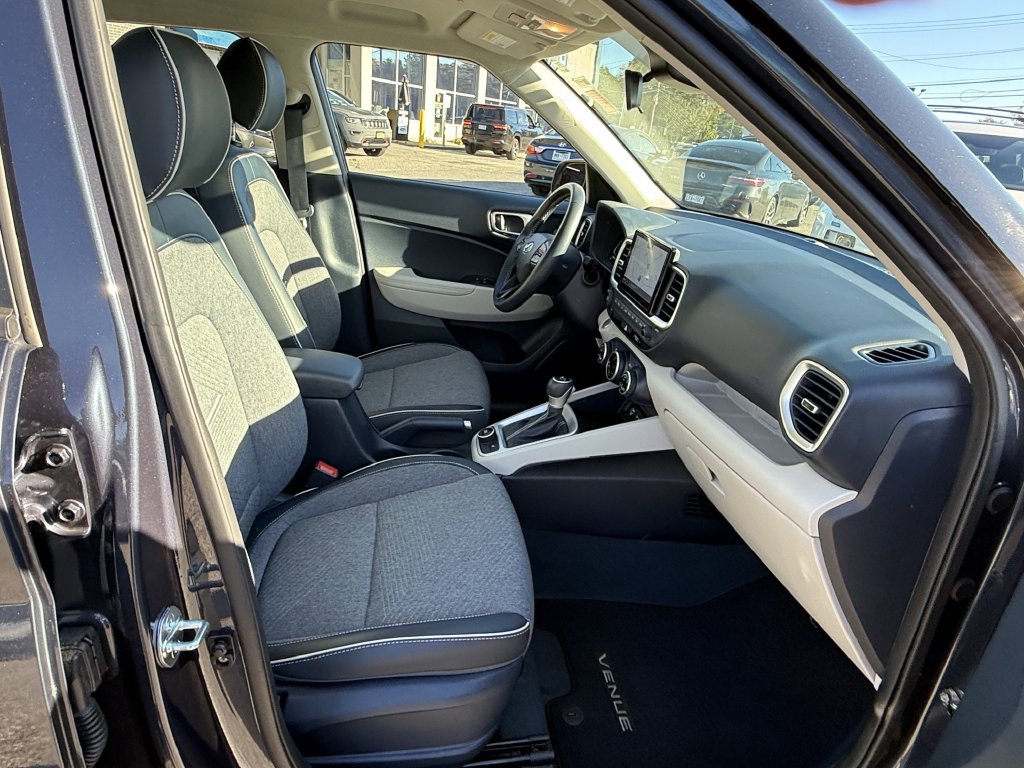 Certified 2023 Hyundai Venue Limited FWD image 28
